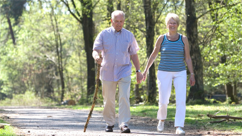  有些老人家，才走一下就感觉走不动了，腿酸痛，可能是血管动脉堵塞的症状。