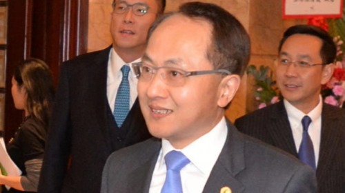 现任中联办主任王志民还身兼中共香港工委书记，在中共党治架构中，其在香港的权力高于林郑月娥。