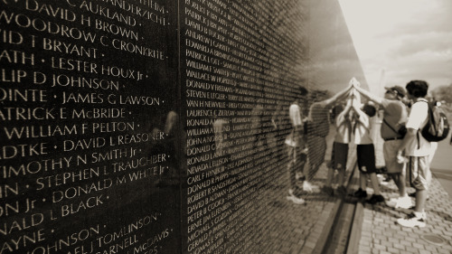 我們也應該有這樣的紀念碑，上面鐫刻著包括他們三人在內的數千萬文革受難者的名字。