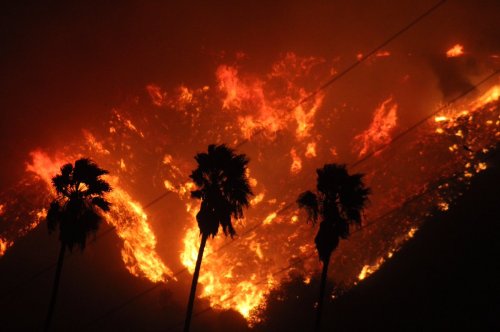 南加州野火失控 近3万人撤离火情仍蔓延