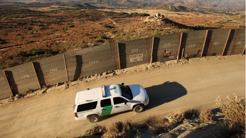 美国与墨西哥边境。