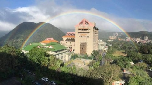 30日文化大学出现一道彩虹，从早上6时57分至下午3时55分期间均清晰可见，时间长达8小时58分，可能是世界持续时间最长的彩虹。