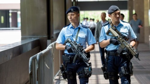 装备MP5冲锋枪（左）及CAB步枪（右）的香港警察反恐特勤队