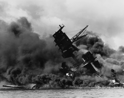 1941年12月7日，日本襲擊美國珍珠港，亞利桑那號戰艦被擊中。