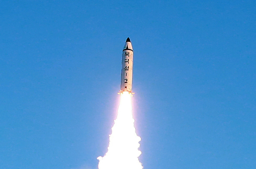 朝鲜发射中远程弹道导弹Pukguksong-2。