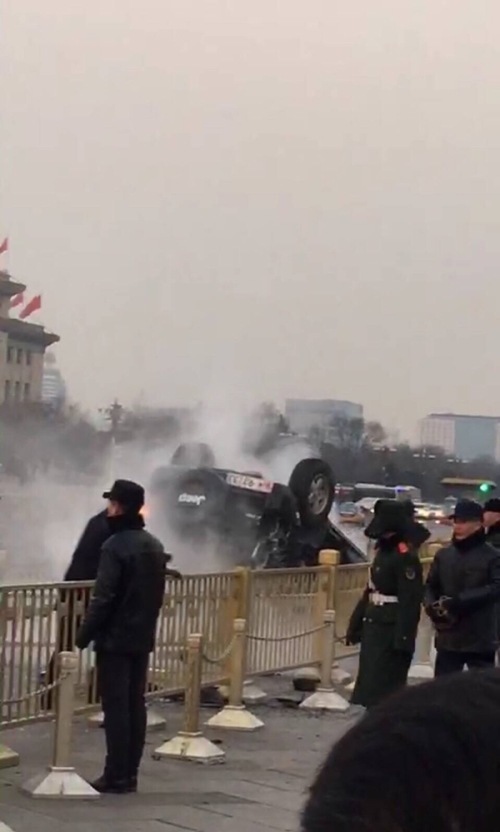 北京天安门金水桥前发生翻车组图/视频