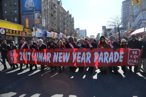 骑警打头阵纽约华人万人新年大游行