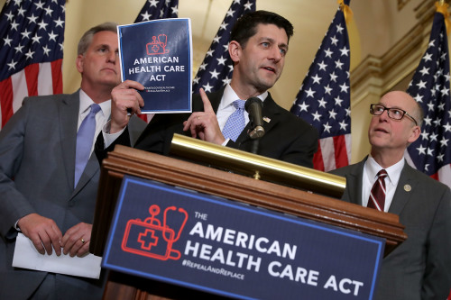 2017年3月7日，美国国会众议院议长瑞恩（中）在新闻发布会期间举起美国卫生保健法案的副本。（图片来源：Getty Images）