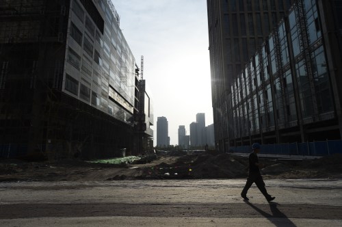 中国大陆多地出台的楼市调控政策中，又出现限售的新措施。楼市的风险在于不断的加杠杆，催大楼市泡沫的“首付贷”死灰复燃。