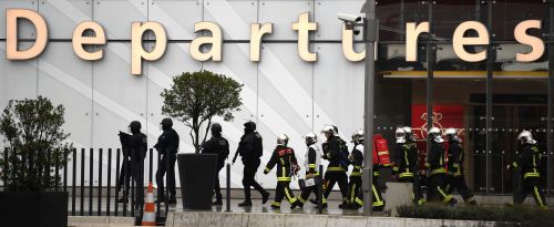 在巴黎机场抢巡逻士兵枪支一男子被击毙