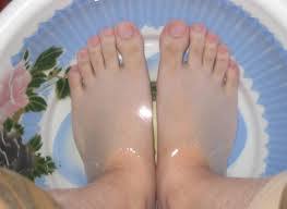 用热水泡泡脚，从而达到养生保健的目的。