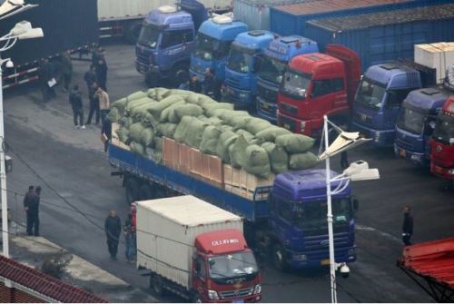中国丹东市，面向新义州的海关地带有着成排的卡车，接受中国海关检查。