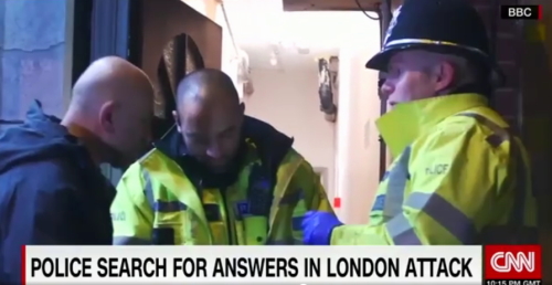 倫敦警察到襲擊者住址附近瞭解情況