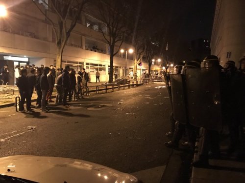 巴黎警察擊斃旅法華僑引發抗議