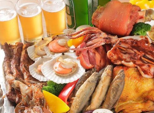一口海鲜，一口啤酒同时进食，会增加肾脏的负担。