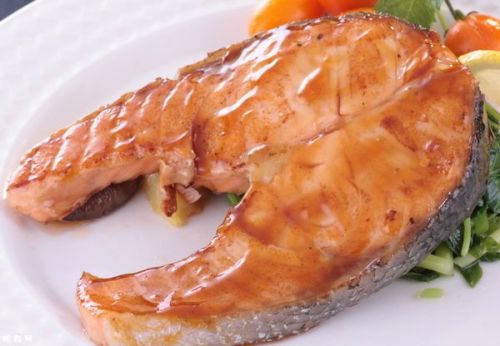 三文鱼有丰富的不饱和脂肪酸，能降低血脂和血胆固醇。