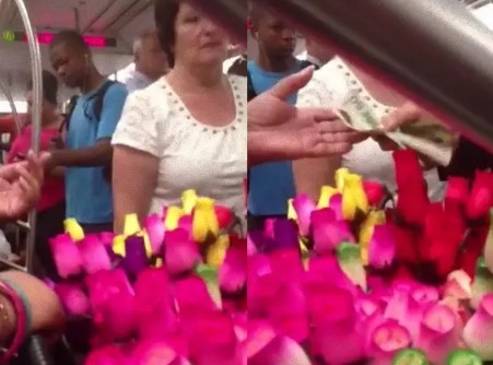 贫穷妇女纽约地铁卖花 西装男说了一些话 让她泣不成声