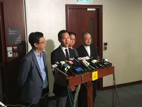 香港立法会召开特别会议，讨论选举事务处丢失全香港选民资料的事件。