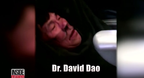 大衛（David Dao）被拖離機位（視頻截圖）