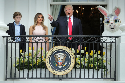 美国总统唐纳德・川普于白宫南草坪第139届复活节彩蛋期间在杜鲁门阳台上发表讲话。