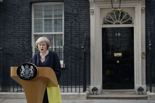 2017年4月18日，英國首相特里莎．梅在唐寧街10號外發表講話。