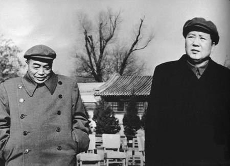 毛泽东与彭德怀在一起。