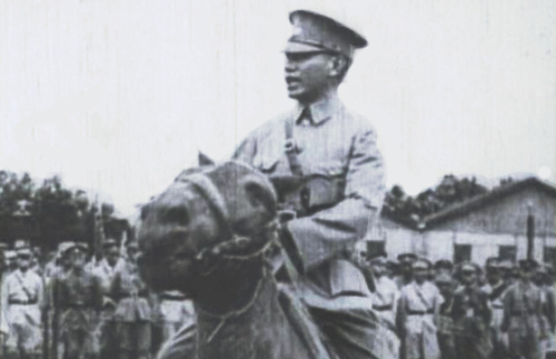 1927年，四‧一二清党前夕，蒋总司令在上海龙华白崇禧东路军总指挥部向北伐军将士训话。