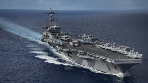 2011年4月23日，美国海军“卡尔・文森号”在菲律宾海域与日本海上自卫队进行双边演习。