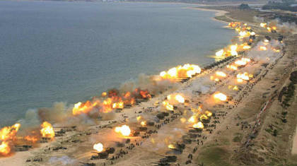 朝鮮慶祝建軍85周年，於江原道元山市舉行最大規模砲擊演習。