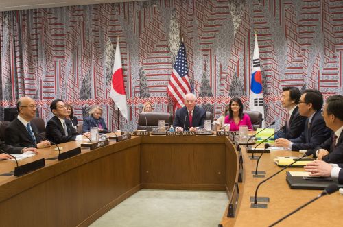 2017年4月28日，美国国务卿雷克斯・蒂勒森（中左）和美国驻联合国大使尼基・黑利（中右）在纽约主持联合国安理会会议，商讨对朝鲜采取更严厉的对策。（图片来源：Getty Images）