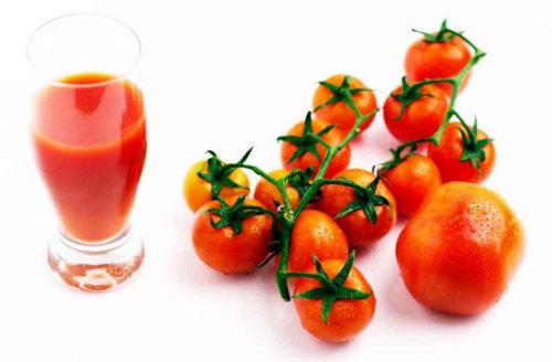 西红柿含有大量的果胶、柿胶酚等成分，易与胃酸发生反应。