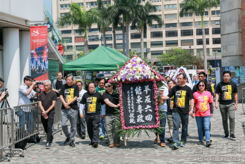 清明节支联会举办献花活动，悼念六四死难者。（摄影：李善）