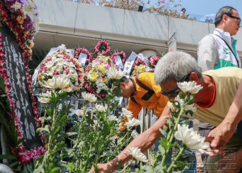 清明節支聯會舉辦獻花活動，悼念六四死難者。（攝影：李善）