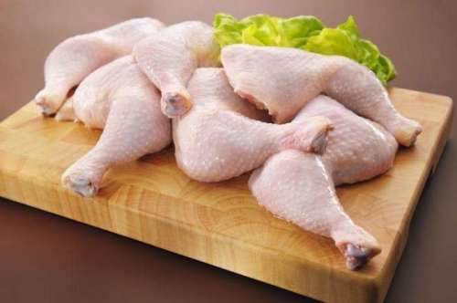 雞肉甘酸溫補，兩者功用相佐，且蒜氣熏臭，從調味角度講，也與雞不合。