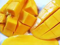芒果和大蒜同食，皮肤会发黄。
