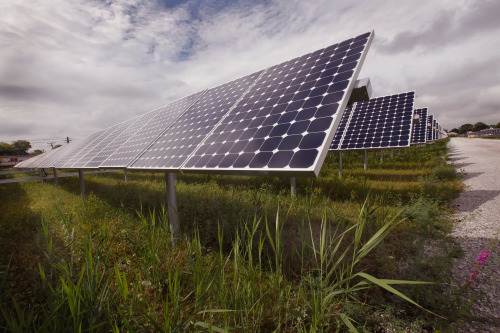 現在已經被人們廣泛利用的太陽能電板 