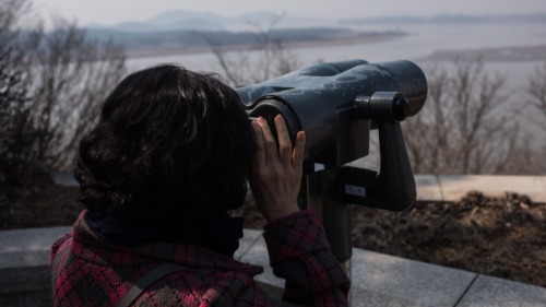 一名女子在2017年3月17日在的非军事区（DMZ）附近的观景台眺望朝鲜。 （Getty Images）