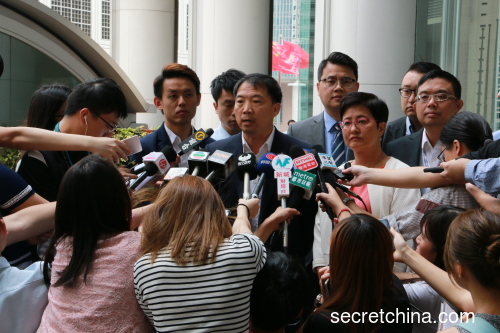 香港民主黨7名立法會議員、副主席、司庫和總幹事與林鄭月娥會面後，接受媒體採訪