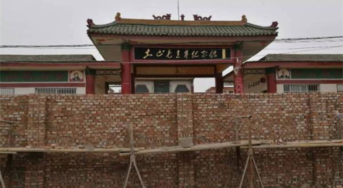 日前，河南省方城县当局连夜派遣数十防暴警，将当地知名的毛纪念馆大门封堵。