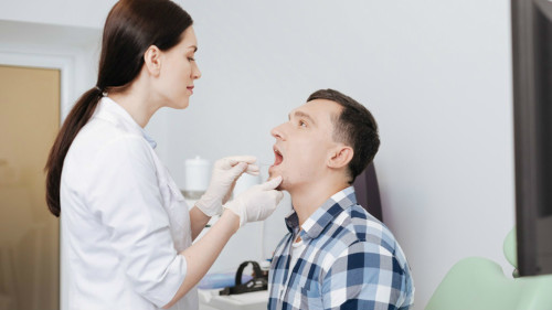 多注意口腔的状态，可以早期发现口腔癌。