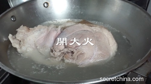 1、炒鍋放入七分滿的清水，煮滾後，將腿庫肉放入鍋內，川燙做定型，比較容易切塊。