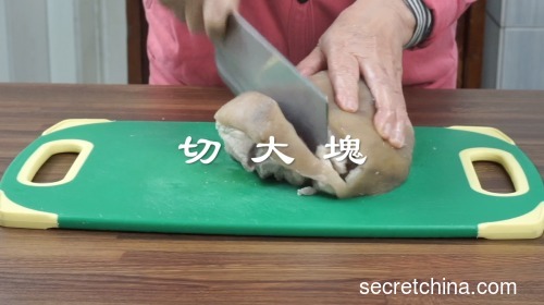 3、將腿庫肉放在菜板上切塊，先切成5~6cm寬的長條狀，切大塊不要切小。（肉遇熱會縮小。）