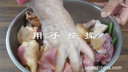 5、用手按摩肉塊，讓調味料滲入肉塊中，再靜置半個小時，使其更入味。