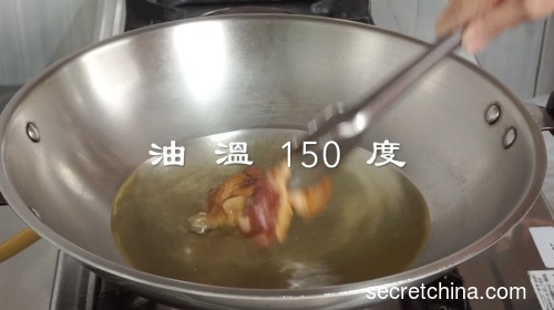 6、在炒鍋中倒油，開大火，油溫達150度時，放入醃好的肉塊。