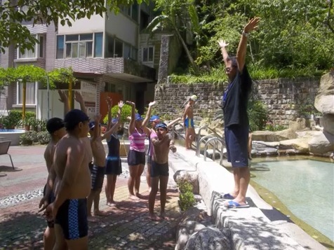 臺東霧鹿國小學生的游泳課在學校附近的天龍飯店溫泉池開課了