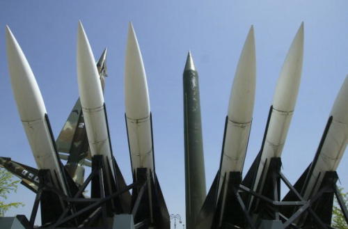 展示在南韓首爾戰爭博物館的導彈,前方為美國鷹式(Hawk)導彈、左後為南韓的奈基(Nike)導彈、中後方為北韓的飛毛腿(Scud)導彈。(Chung Sung-Jun/Getty Images)