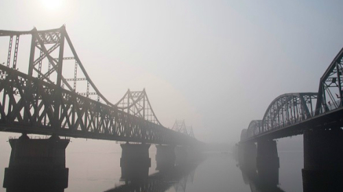 笼罩在浓雾之中，连接中国边境城市丹东和朝鲜新义州的中朝友誼橋