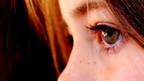 女人眼睛周圍若有長痣會影響感情？