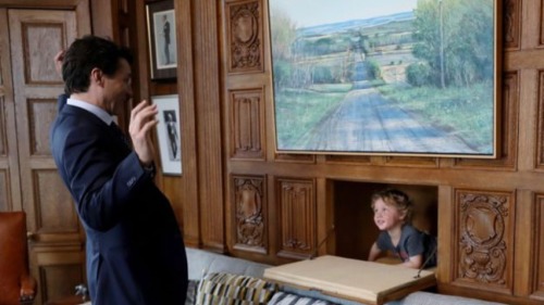 加拿大总理特鲁多带儿子上班