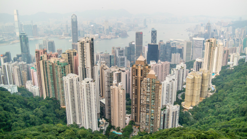 香港地小人多，近年来地产商大批建楼，港民休闲地越来越少 